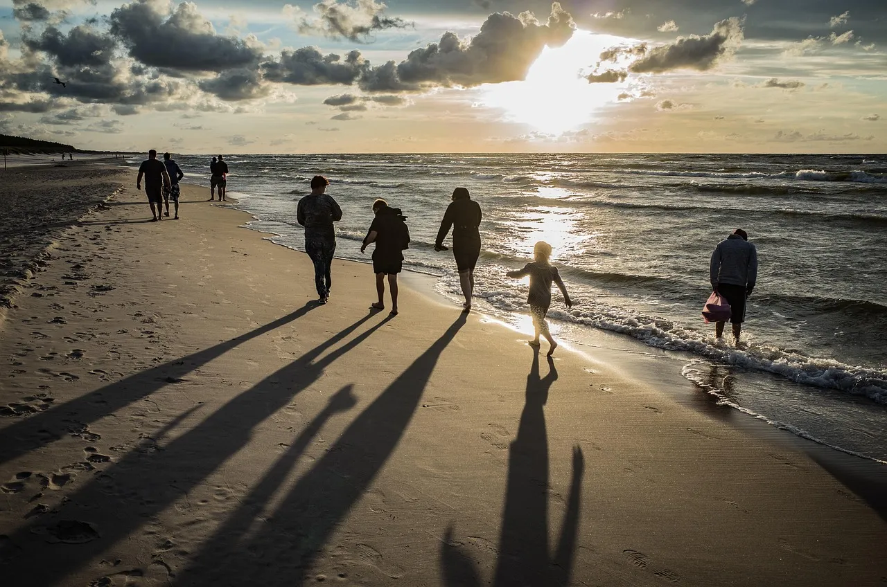 Helena Plöckl – Fußwerk - Familie am Strand